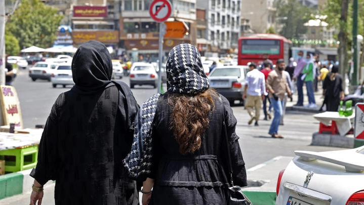 إيران: في مواجهة قواعد اللباس الجديدة، دعوة النساء إلى الخروج من دون حجاب والاحتجاج ضد تشديد إلزامية ارتدائه (مع رابط فيديو)